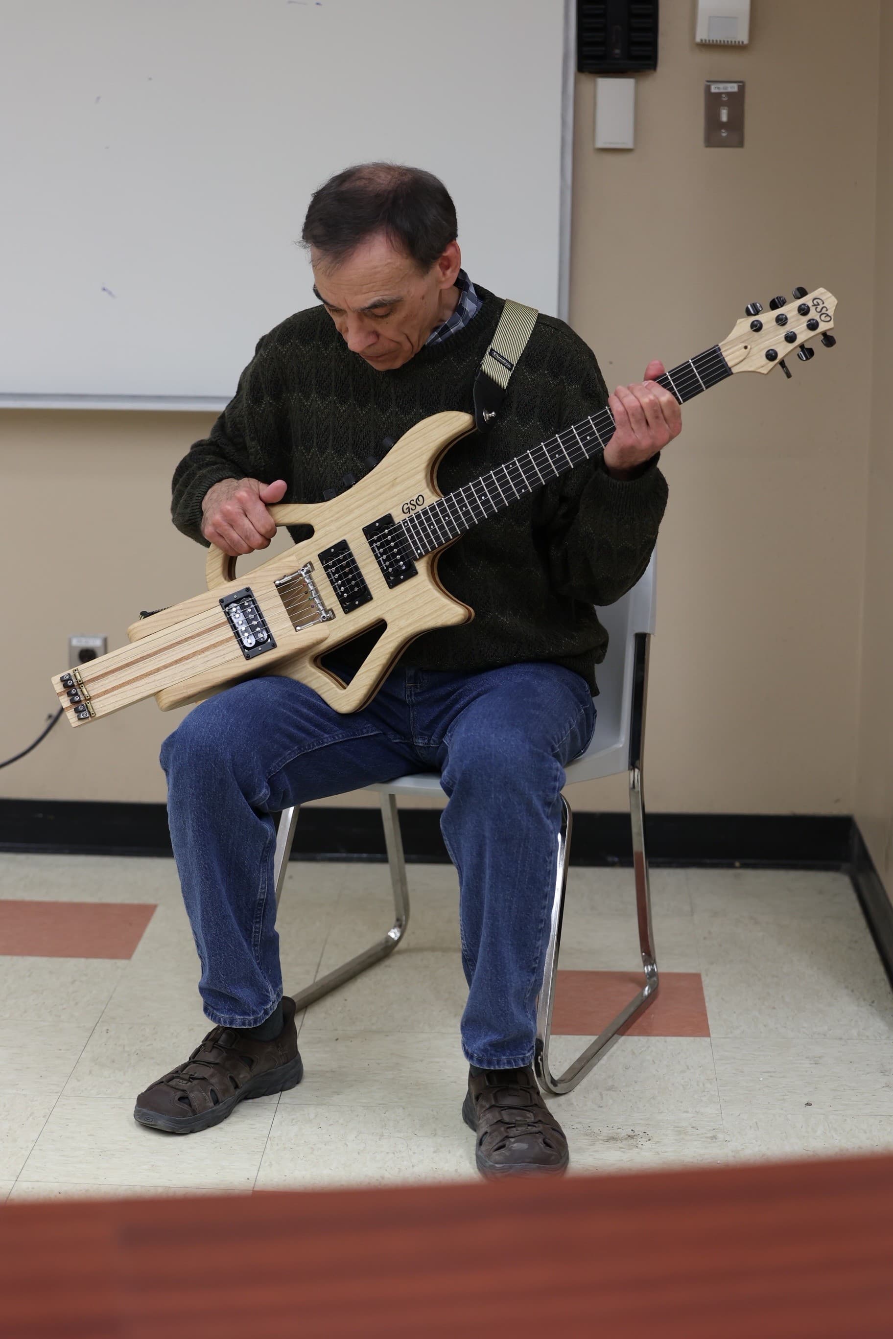 Le professeur Claude Gauthier avec l’un des prototypes précédents.